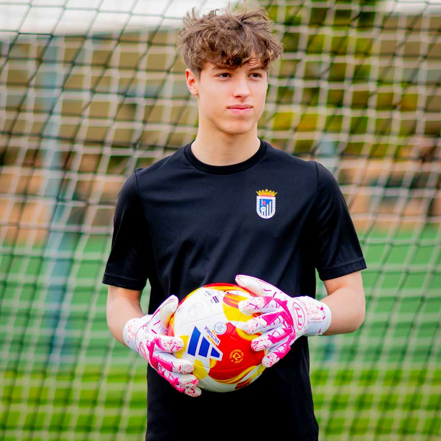 El carácter de la marca en su máxima expresión IMOAN es el modelo más top de tu línea, un guante que combina presencia, diseño y rendimiento profesional. Sus colores blanco y rosa lo convierten en una pieza llamativa y elegante, mientras que su estampado especial en el dorso lo distingue como un guante único dentro de la colección.