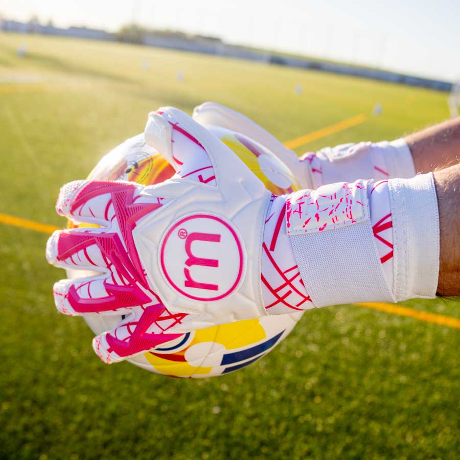 El carácter de la marca en su máxima expresión IMOAN es el modelo más top de tu línea, un guante que combina presencia, diseño y rendimiento profesional. Sus colores blanco y rosa lo convierten en una pieza llamativa y elegante, mientras que su estampado especial en el dorso lo distingue como un guante único dentro de la colección.