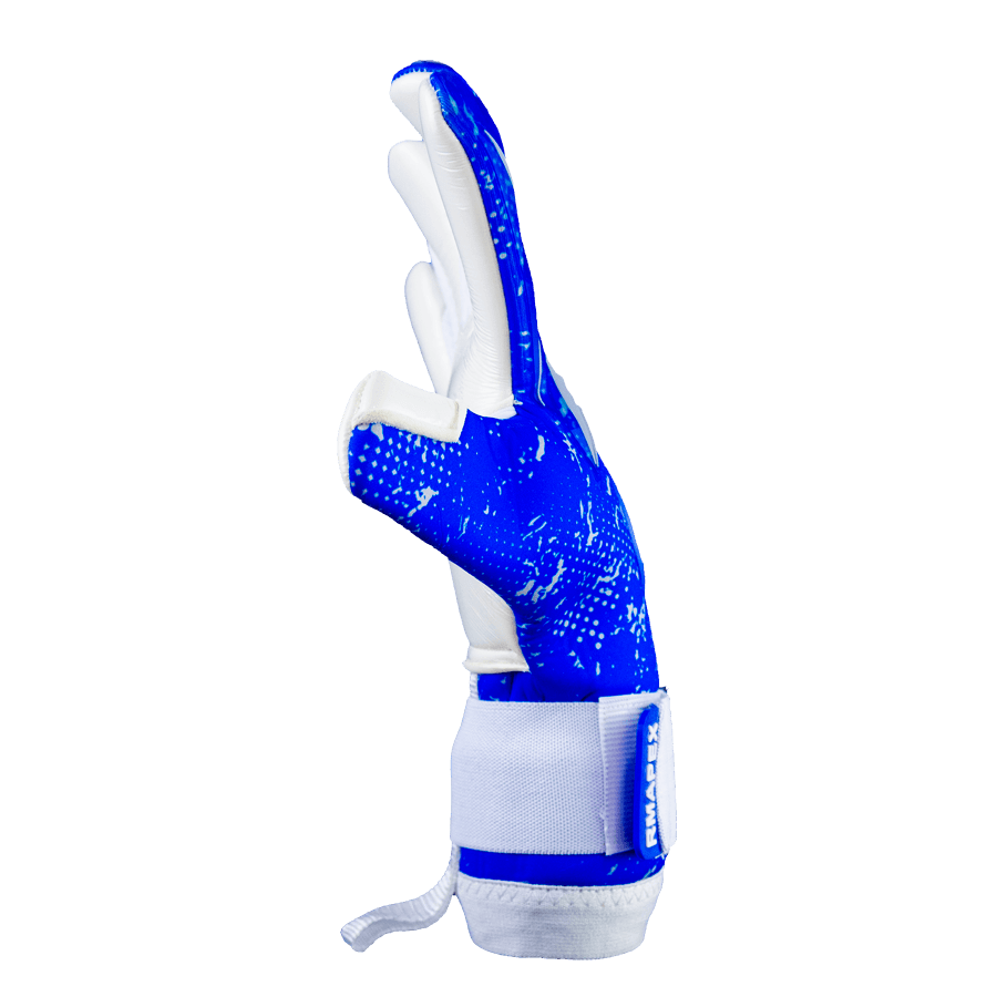 Guante profesional para porteros de futbol Inspirado en lo que te impulsa, INAD es un modelo que nace con un significado especial y un diseño que destaca por su color azul, símbolo de calma, confianza y carácter. Un guante que mantiene la esencia de tu línea profesional, pero con una identidad propia que lo hace inconfundible.