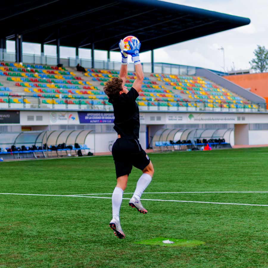 Guante profesional Naomard INAD en acción. Donde nace la inspiración, comienza el rendimiento. Inspirado en lo que te impulsa, INAD es un modelo que nace con un significado especial y un diseño que destaca por su color azul, símbolo de calma, confianza y carácter. Un guante que mantiene la esencia de tu línea profesional, pero con una identidad propia que lo hace inconfundible.